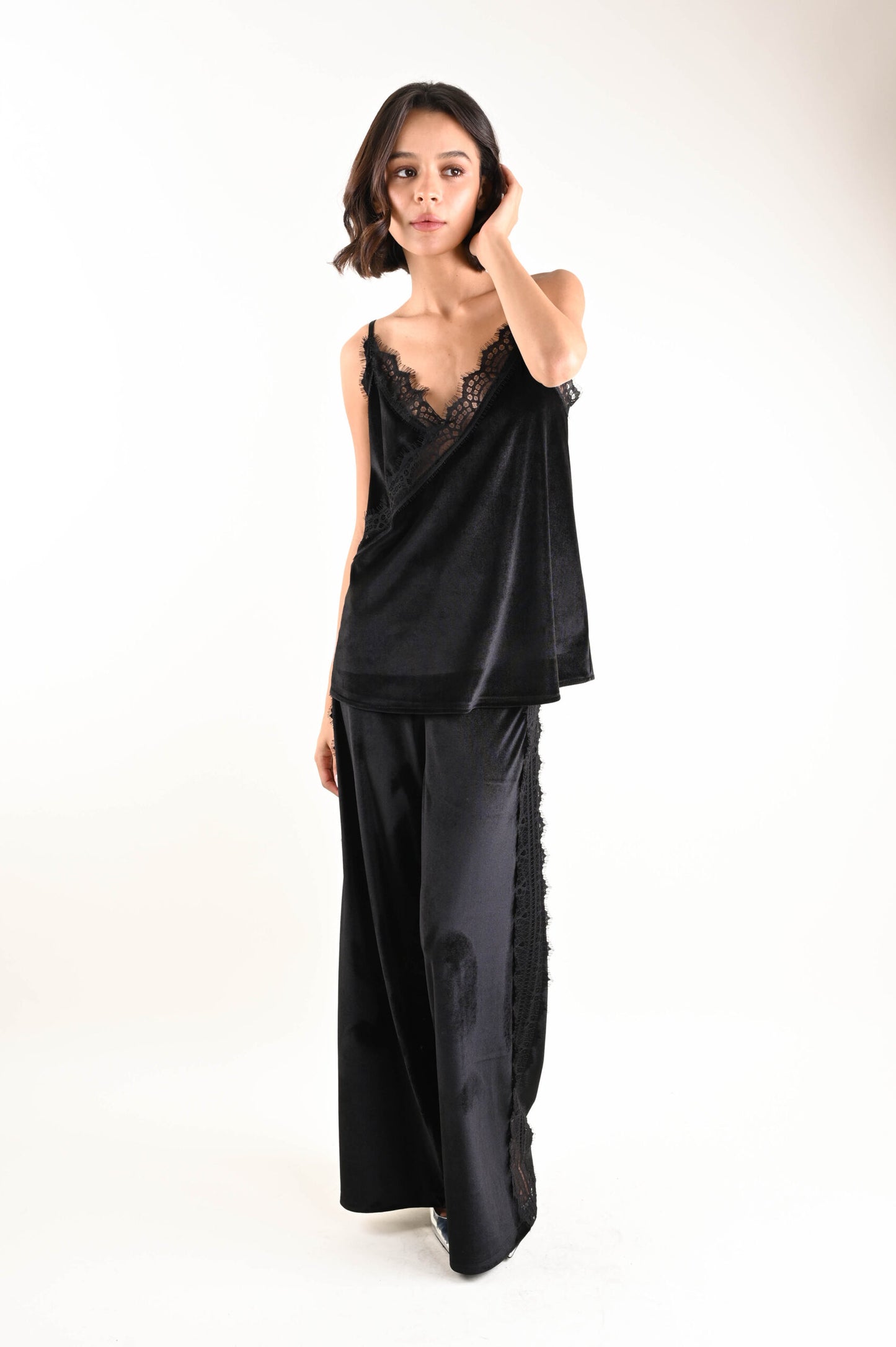 Топ от кадифе с дантела