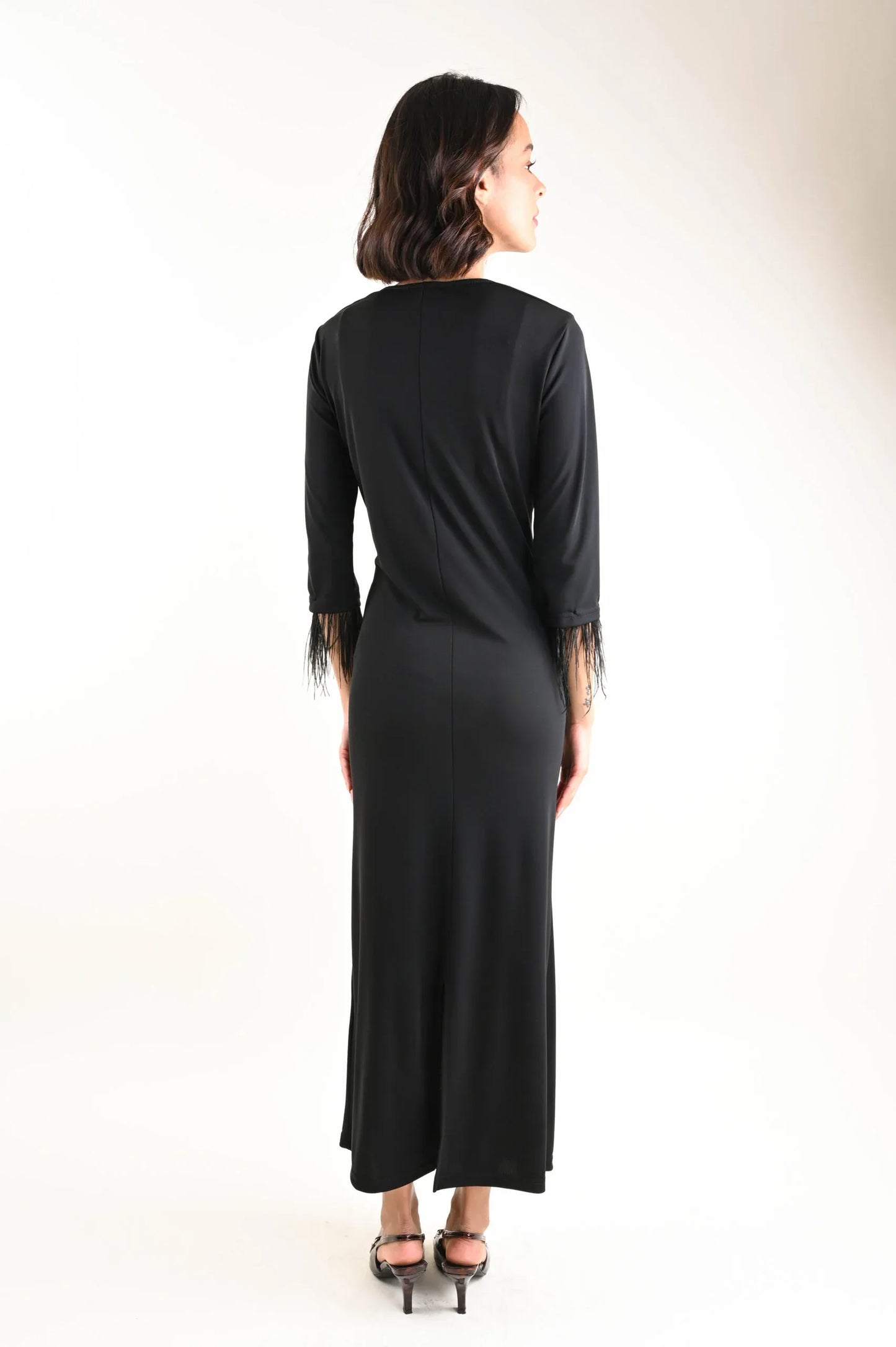 Дълга елегантна рокля с пера на маншетите - NKfashan 