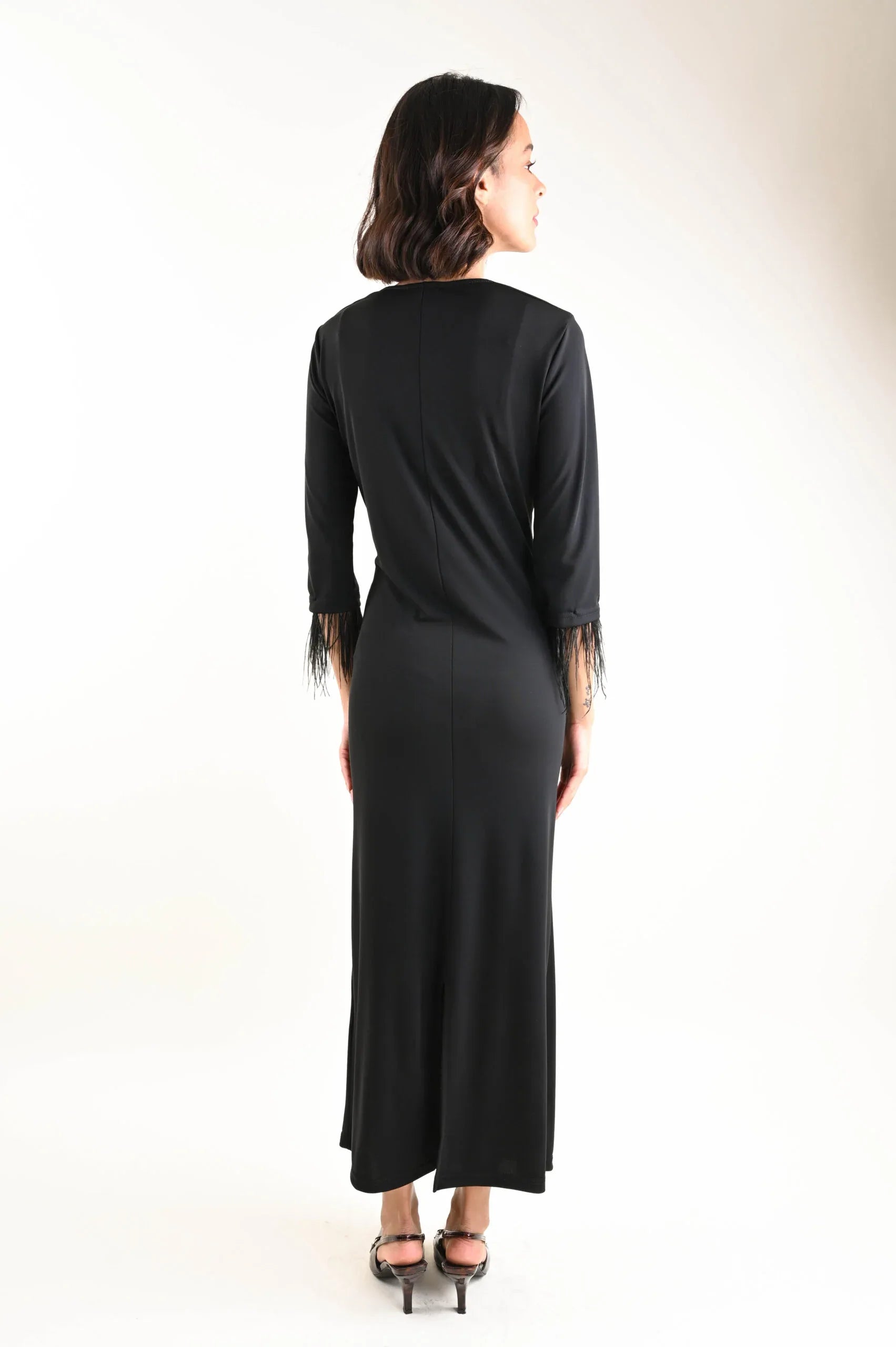 Дълга елегантна рокля с пера на маншетите - NKfashan 